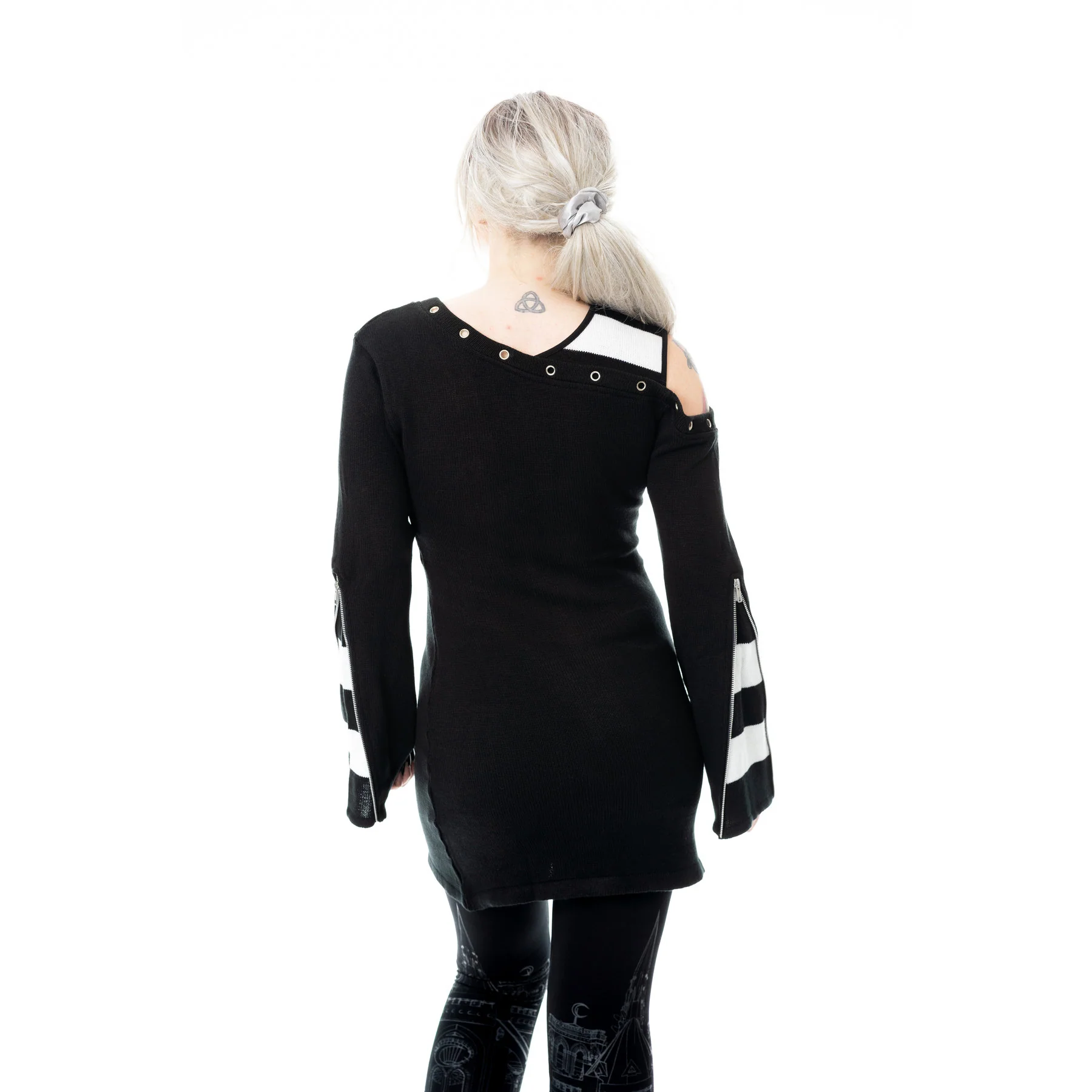 vonda-top-ladies-black-white-heartless-2 vonda-top-ladies-black-white-heartless-2