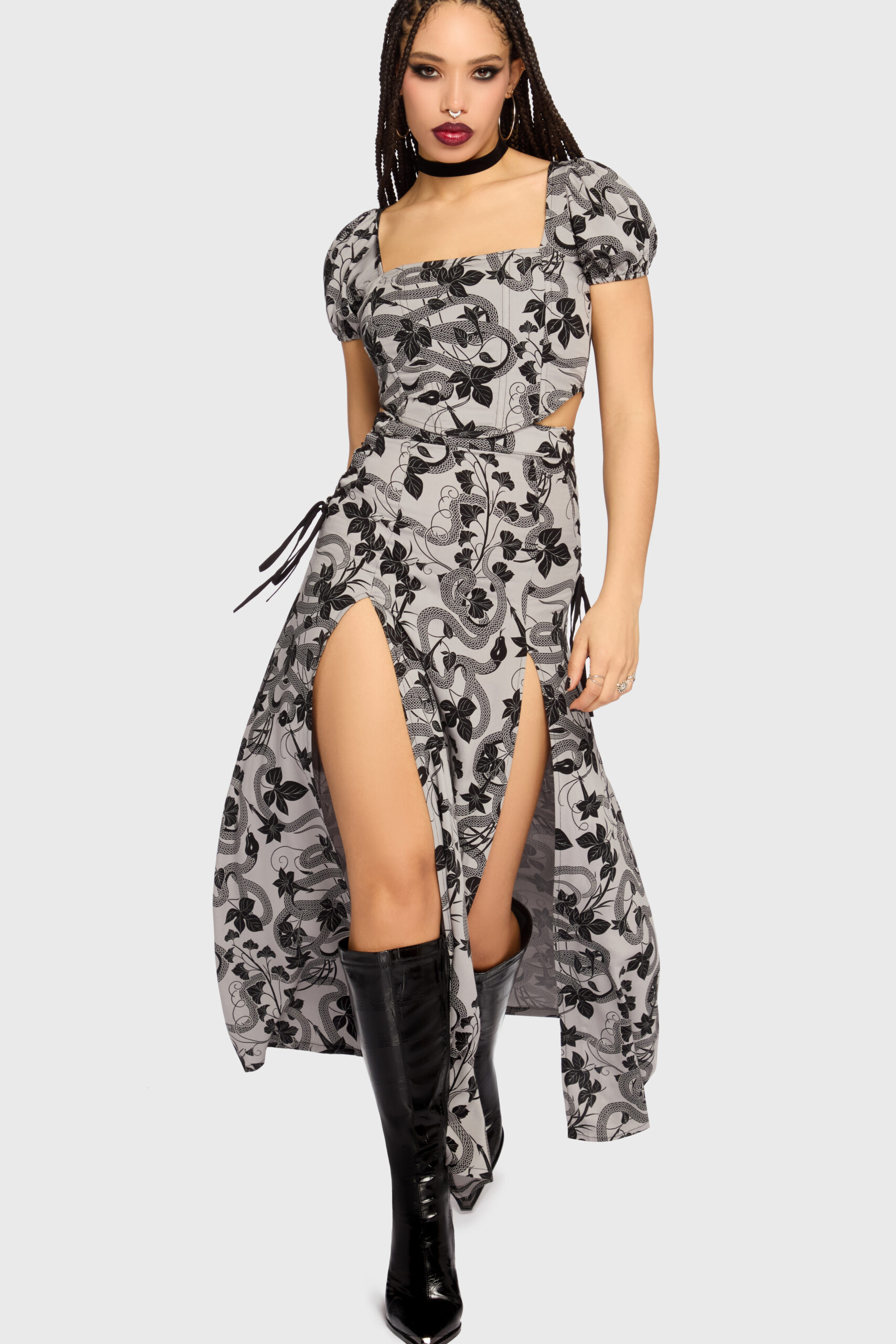 Venomous Rose Lace Up Skirt von Killstar